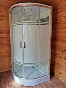 Установлена современная душевая конструкция с гидромассажем, подключены водопроводные и электрические коммуникации, герметично закреплены стеклянные панели, проверена функциональность всех систем.