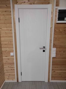 Установлен новый замок в белую дверь. Аккуратно вырезано отверстие, закреплён механизм, проверена работа ручки. Всё выполнено точно и качественно, без повреждений поверхности.