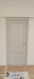 Установлена новая межкомнатная дверь, выполнена подгонка по размеру, закреплены петли, ручка, проверена плавность открывания и закрывания, проведена финальная регулировка.