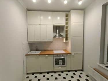 Установлены шкафы, смонтирована столешница, подключена мойка, встроена плита, закреплена вытяжка, размещены полки, подключены розетки, уложена плитка на стену, завершена отделка.