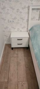 Собрана компактная тумба с двумя выдвижными ящиками. Установлены ручки, закреплены ножки, проверена устойчивость. Все элементы надежно соединены, обеспечивая функциональность и долговечность.