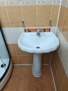 Установка раковины на пьедестале/полупьедестале
