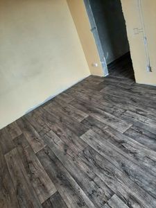 На ровное основание уложено покрытие, тщательно подогнаны стыки, материал плотно прилегает к поверхности, обеспечивая гладкость и аккуратный внешний вид.