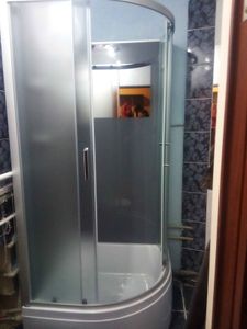 Установлена современная душевая конструкция с герметичными дверцами, подключены водопроводные коммуникации, проведена герметизация стыков, проверена функциональность и устойчивость.