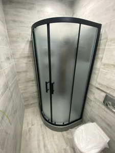 Установлена душевая конструкция с низким основанием, закреплены стеклянные панели, смонтированы дверцы, подключены коммуникации, герметизация швов, проверена функциональность системы.