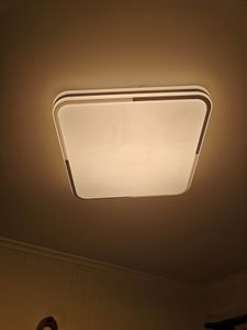 Установлен квадратный потолочный светильник, подключены провода, закреплено основание, проверена работоспособность, обеспечено равномерное освещение, завершена настройка.