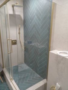 Установлено оборудование для нагрева воды, подключены трубы, проверена герметичность соединений, выполнено тестирование системы, обеспечена надежная эксплуатация, завершены все монтажные работы.