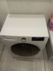 На стиральной машине заменили изношенный ремень, установив новый элемент. Проверили работу устройства, убедившись в исправности и надежности. Все действия выполнены успешно.