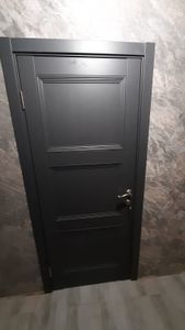 Выполнена установка запирающего механизма в деревянное полотно. Проведены вырезание отверстия, монтаж ручки, закрепление фурнитуры, проверка работоспособности.