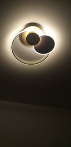 Люстра аккуратно закреплена на натяжном потолке, подключена к электросети, обеспечивая равномерное освещение. Все элементы надежно зафиксированы, проводка скрыта, внешний вид завершен.