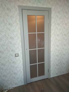 Добавлены новые элементы вокруг двери, обеспечивающие завершённый вид и улучшенную изоляцию. Установлены декоративные панели, гармонирующие с интерьером, скрывающие монтажные зазоры.