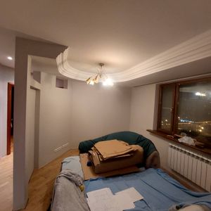 Отделка завершена: поверхность вагонки покрыта равномерным слоем краски, обеспечивающим гладкость и однородность. Интерьер обновлен, создавая уютную атмосферу в помещении.