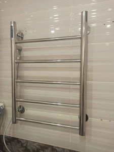 Закреплено устройство на стене, подключено к электросети, проверена работа, обеспечена безопасность, установлены крепления, проведены финальные тесты, завершен монтаж.