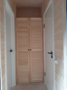 Выполнено точное размещение замка в дверное полотно. Аккуратно вырезано отверстие, установлены крепления, механизм надежно закреплен, ручка установлена, проверена функциональность.