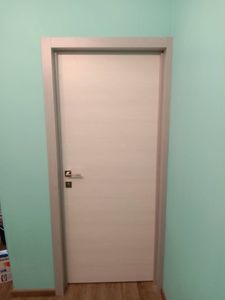 На двери выполнено отверстие, установлена фурнитура, закреплена ручка, проверена функциональность механизма, проведена окончательная регулировка, обеспечена плавность закрытия.