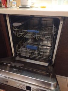 Выполнена установка нового нагревательного элемента в посудомоечной машине. Проведена проверка работоспособности, устройство собрано и готово к использованию.
