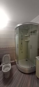 Установлено новое сантехническое оборудование. Проведены работы по демонтажу старого устройства, подключению водоснабжения и герметизации соединений. Обновлен интерьер ванной комнаты.