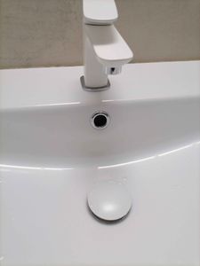 Проведена установка нового элемента на водопроводе, обеспечивающего надежное перекрытие потока жидкости. Старый компонент демонтирован, заменен на современный аналог, проверена герметичность.