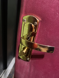 Установлена новая золотистая фурнитура на дверь. Закреплены все элементы, проверена функциональность. Обеспечена надежность и плавность работы механизма.