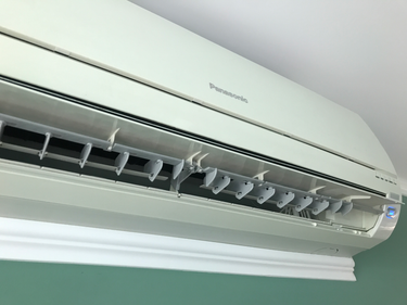 Проведена очистка фильтров, удаление пыли с внутренних деталей, дезинфекция теплообменника, проверка дренажной системы, восстановление оптимальной работы устройства.