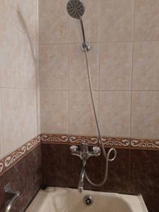 Изображен завершенный процесс замены кранбуксы в ванной. Установлены новые элементы, обеспечивающие надежное функционирование смесителя и предотвращение протечек.