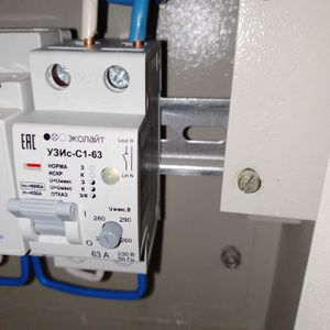 Установлено устройство защитного отключения в электрощиток, подключены провода, проверена работа, обеспечена безопасность электросети.