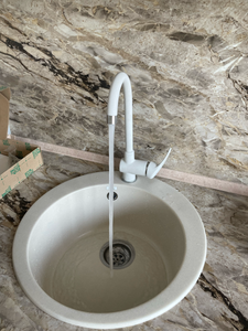 Установлен смеситель, подключены трубы для подачи холодной и горячей воды, выполнен монтаж раковины. Проверена герметичность соединений, вода подается без протечек.