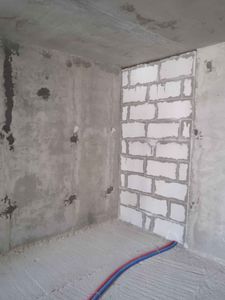 Измерены параметры помещения, учтены особенности стен и углов, зафиксированы размеры для дальнейшего монтажа покрытия. Подготовка завершена, все данные собраны для следующего этапа.