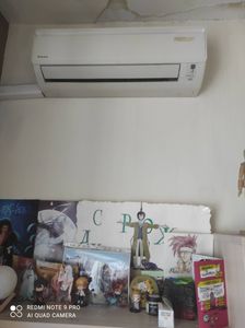 Изображение кондиционера на стене. Проведена диагностика, устранена утечка хладагента, заменён фильтр, очищены внутренние элементы, проверена работа системы охлаждения.