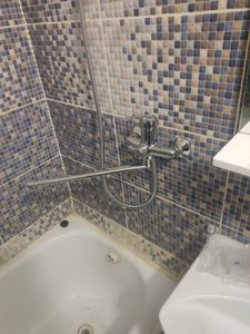 Установлен новый кран в ванной комнате, подключены все коммуникации, проверена герметичность соединений, выполнена регулировка напора воды, обеспечена функциональность устройства.