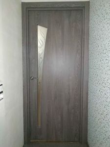 Добавлены декоративные элементы вокруг дверного проема, обеспечивая завершенный и эстетичный вид. Установлены панели, скрывающие зазоры между стеной и коробкой.