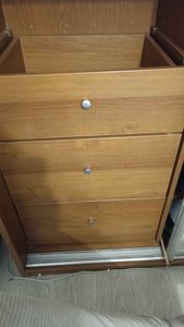 Установлены новые раздвижные створки, закреплены направляющие, отрегулированы ролики для плавного движения, проверена надежность креплений, обеспечена функциональность и эстетика.