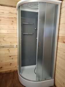 Установлена душевая конструкция с низким основанием. Подключены водопроводные коммуникации, закреплены панели, отрегулированы дверцы, проверена герметичность соединений.