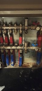 Установлены распределительные коллекторы для трубопроводов, подключены вентили, манометры, обеспечено соединение с системой. Завершён монтаж, проверена герметичность, обеспечена функциональность.