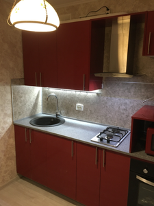 Установлена новая поверхность из искусственного камня, выполнены вырезы для мойки и варочной панели, проведены работы по герметизации и закреплению, обеспечена ровная и прочная фиксация.