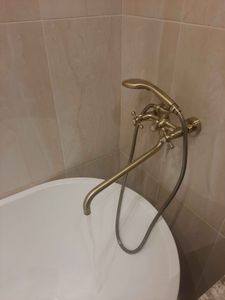 Выполнена очистка трубопровода в ванной комнате. Восстановлен свободный поток воды, устранены препятствия в системе. Поверхности оставлены чистыми, сантехника функционирует исправно.