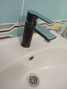 Установлен смеситель, подключены трубы, закреплена раковина, проверено функционирование слива, герметизация швов, проверка на утечки, завершение монтажа, чистка поверхности.