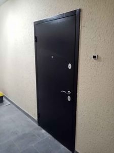 Установлена металлическая дверь, закреплена рама, проверены петли, врезан замок, зафиксирована ручка, выровнены зазоры, обработаны швы, завершена отделка, обеспечена герметичность.