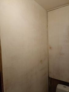 Поверхность выровнена, зашпаклёваны неровности, устранены дефекты, загрунтована основа. Стены готовы к дальнейшей отделке.