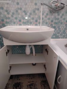 Установлена новая раковина, подключены водопровод и слив, проверена герметичность соединений, закреплен смеситель, выполнена регулировка дверок тумбы, обеспечена функциональность системы.