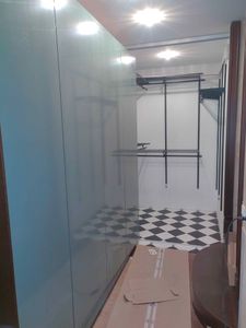 Заменены петли, укреплены крепления, отрегулированы зазоры, восстановлена поверхность, устранены дефекты, обновлены ручки, проверена плавность открывания, завершена сборка.