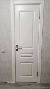 Отделка откосов входной двери (оштукатуривание или установка панелей)