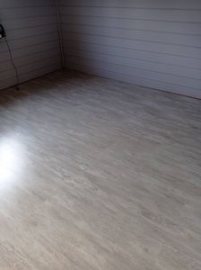 Установлено новое напольное покрытие. Полностью обновлён интерьер комнаты, уложены светлые панели, создающие уютную атмосферу. Работа выполнена аккуратно и качественно.