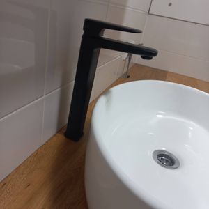 Установлено новое оборудование на раковину, подключены водопроводные трубы, проверена герметичность соединений, обеспечена стабильная подача воды, выполнена финальная проверка функциональности.