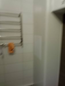 Проведены работы по установке трубопроводов для подачи холодной и горячей воды, подключены сантехнические приборы, смонтирован полотенцесушитель, обеспечена герметичность соединений.