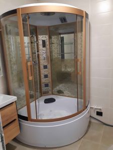 Установлено устройство для сушки полотенец, подключено к электросети, закреплено на стене, проверена функциональность, обеспечена безопасность эксплуатации.