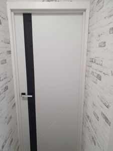 Установлена раздвижная дверь с одной панелью, закреплена направляющая, смонтированы ролики, проверена плавность хода, отрегулирована высота, добавлены ручка и замок, завершена отделка проема.