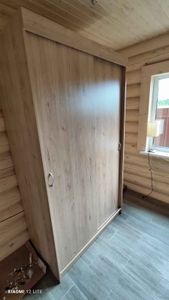 Собрана мебель с выдвижными секциями, установлены направляющие, закреплены фасады, проверена плавность движения, отрегулированы зазоры, обеспечена устойчивость конструкции.