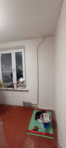 На стенах закреплён стеклохолст, поверхность выровнена, швы зашпаклёваны. Окна и трубы аккуратно обрамлены. Инструменты и материалы убраны, рабочая зона очищена.