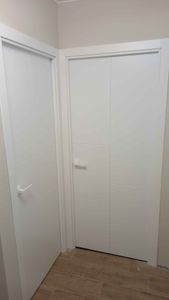 Выполнена установка замка в дверь. Проведены работы по подготовке отверстия, монтажу механизма и проверке функционирования. Обеспечена точная подгонка и надежная фиксация элементов.